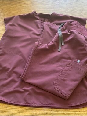 Figs Rafaela Scrub Top & Yola Yoga scrub pants Set